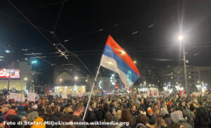Scopri di più sull'articolo Serbia: proteste studentesche avanti da più di un anno<span class="rmp-archive-results-widget "><i class=" rmp-icon rmp-icon--ratings rmp-icon--star rmp-icon--full-highlight"></i><i class=" rmp-icon rmp-icon--ratings rmp-icon--star rmp-icon--full-highlight"></i><i class=" rmp-icon rmp-icon--ratings rmp-icon--star rmp-icon--full-highlight"></i><i class=" rmp-icon rmp-icon--ratings rmp-icon--star rmp-icon--full-highlight"></i><i class=" rmp-icon rmp-icon--ratings rmp-icon--star "></i> <span>4 (1)</span></span>